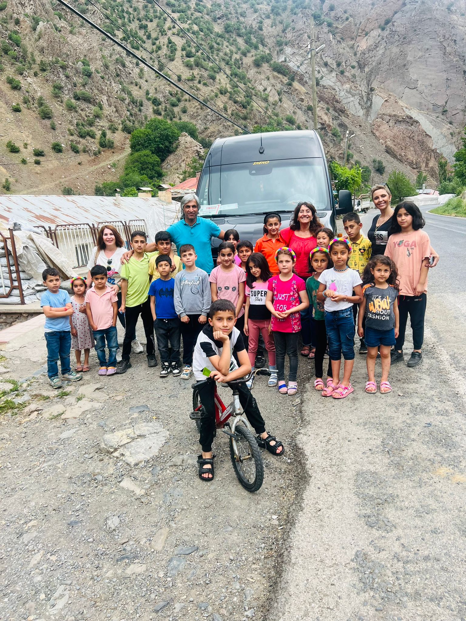 Kars turizm -Van turu çocuklarla fotoğraf 2 - Cancanlar Turizm